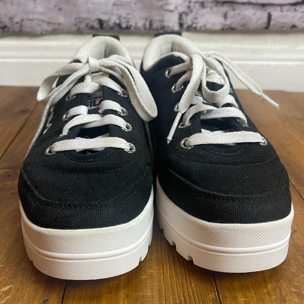 Fila 5CM00737-014 theme low top sneakers black with white soles women’s size 6
